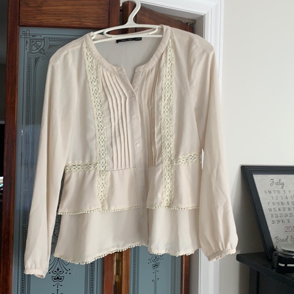 Off-White Blouse with lace and buttons - Picture 1 of 4